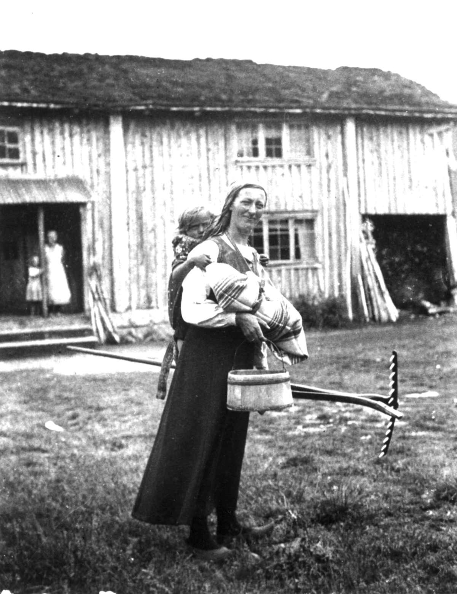 Oline Seldal med barn i fatle, såkalt linde. Sirdal, 1936.